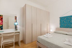 1 bedroom, desk, WiFi