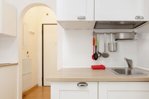 Fridge, microwave, dining tables - Maison Jolie, in San Giacomo District (Trieste)