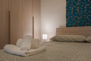 1 slaapkamer, een bureau, een strijkplank/strijkijzer, wifi