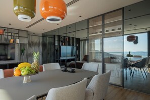 Villa, 6 chambres, fumeurs, piscine privée | Salle à manger