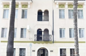 Exterior detail - Greenleaf Hotel (Long Beach)