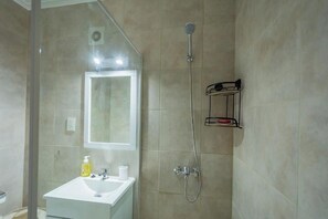 Haartrockner, Handtücher, Seife, Shampoo