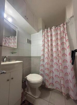Serviettes fournies, papier toilette