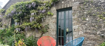 Cosy, colourful farm cottage