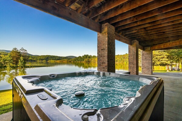 Outdoor spa tub