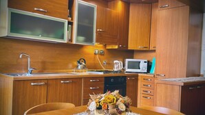 Fridge, microwave, dishwasher - Casa Camelie, with a spacious terrace (Trieste)