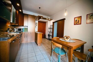 Kühlschrank, Mikrowelle, Geschirrspüler