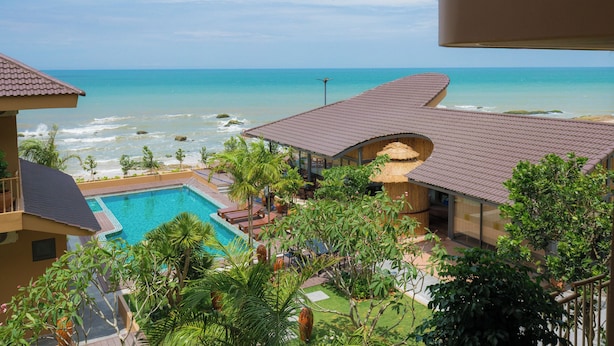 A resort with a swimming pool, beach view, and tropical landscaping. - Pandora Beach Mui Ne Retreat (Mui Ne)