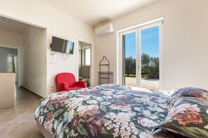 2 bedrooms, iron/ironing board, Internet