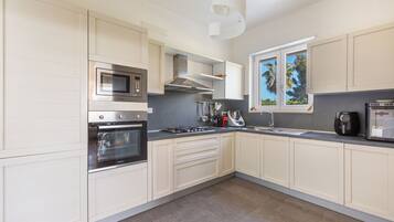 Frigorifero, microonde, piano cottura, lavastoviglie