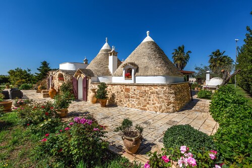 Trullo Bouganville by Perle di Puglia