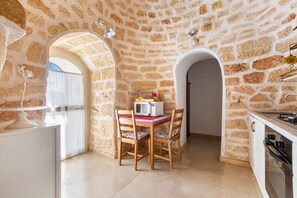 Fridge, microwave, stovetop, dishwasher - Trullo Bouganville by Perle di Puglia (Francavilla Fontana)