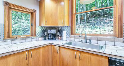 Farm Stay 1-bedroom condo with hot tub and outdoor shower in peaceful Marshall