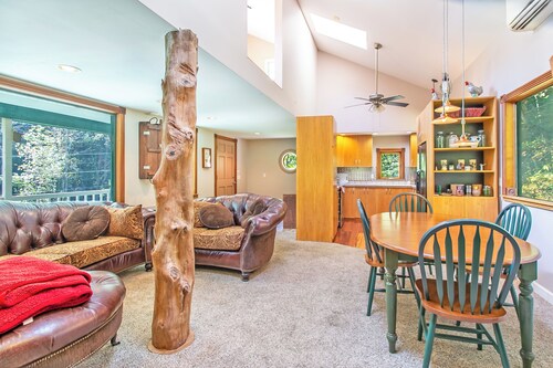 Farm Stay 1-bedroom condo with hot tub and outdoor shower in peaceful Marshall