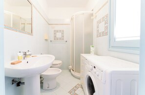 Bruser, hårtørrer, bidet, håndklæder