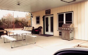 Outdoor dining - The Farm House (Rockvale)