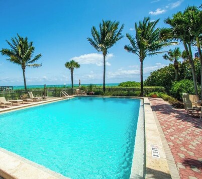 Tranquil 2-bedroom oceanfront condo with in Vero Beach