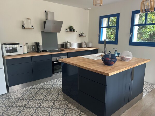 Mikrowelle, Ofen, Herdplatte, Geschirrspüler