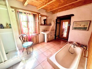Douche, sèche-cheveux, serviettes fournies, savon