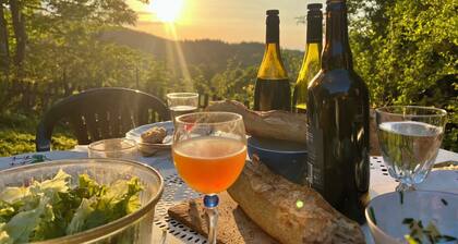 Spacieuse maison en pierre de taille nichĂ©e Ă la lisiĂšre de la forĂȘt!