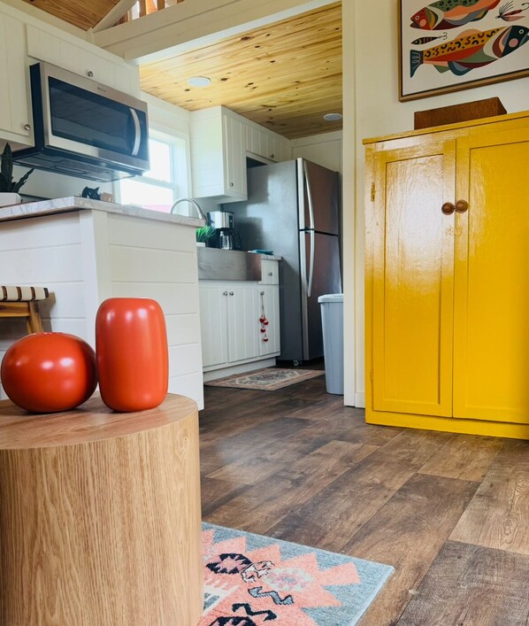 Fridge, stovetop, cookware/dishes/utensils, paper towels