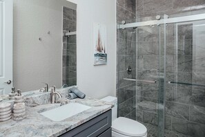 Een douche, een haardroger, handdoeken, zeep