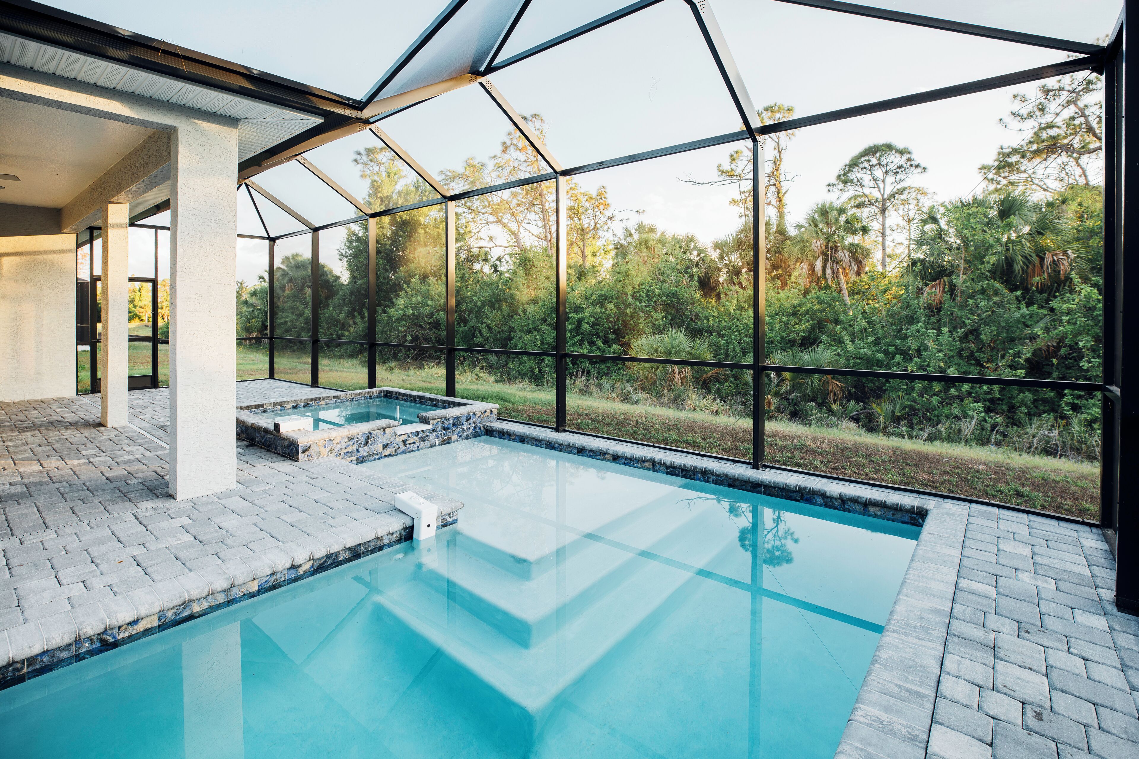 Utomhuspool och uppvärmd pool