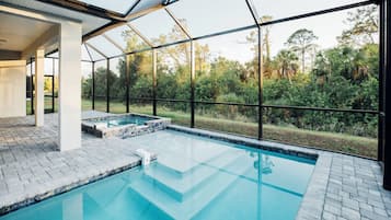 Utomhuspool och uppvärmd pool