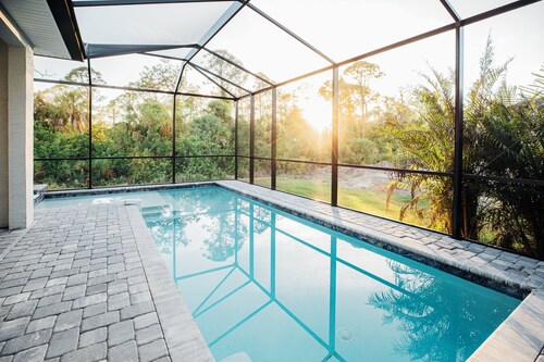 Luxurious Oasis 4BR/3.5 BA heated pool/ spa
