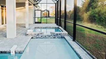 Utomhuspool och uppvärmd pool