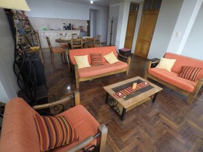 Living area - vista al lago y ciudad, amanecer hermoso 6 persona (Puno)