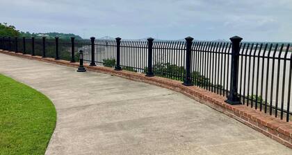 Charming 1-bedroom cottage duplex across from the MS River bluff!