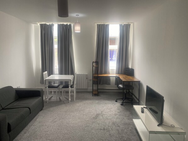 Living area - Central location 5 mins from all amenities (Middlesbrough)