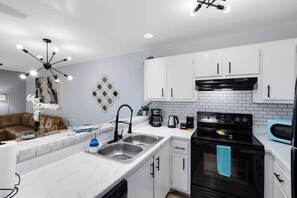 冷蔵庫、電子レンジ、オーブン、コンロ