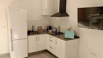 Réfrigérateur, micro-ondes, cafetiÚre/bouilloire, grille-pain