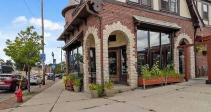 10 Minutes from Downtown! The Highlands Hideaway