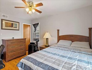 2 bedrooms, WiFi, bed sheets - 10 Minutes from Downtown! The Highlands Hideaway (Wauwatosa)