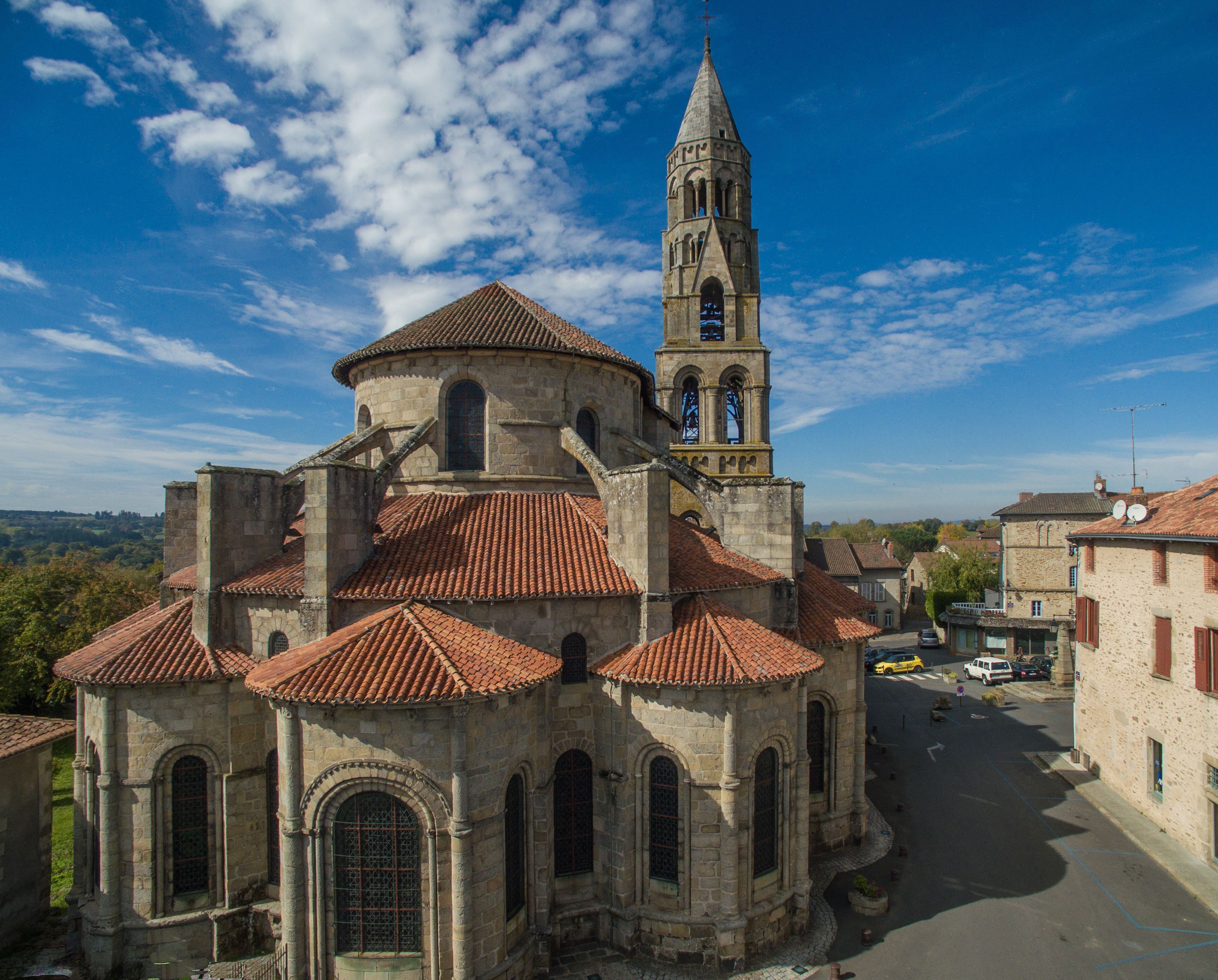 Uma igreja histórica com torre de sino e um edifício central circular.