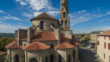Uma igreja histórica com torre de sino e um edifício central circular.