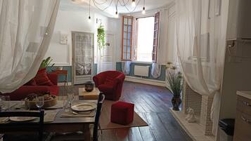 TV connectée, livres, médiathèque