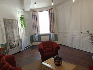 TV connectée, livres, médiathèque