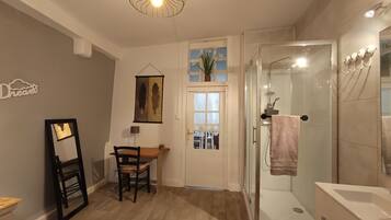 Douche, articles de toilette écologiques, sèche-cheveux