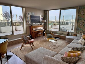 Living area - Exceptional family duplex with breathtaking views of Paris! (Paris)