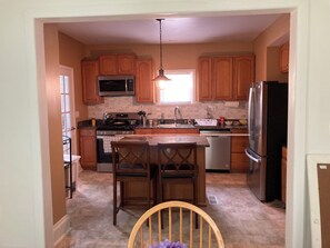 Paper towels - CHARMING 3-BEDROOM HOUSE/ A ROOM FOR RENT, with WiFi, AC in lovely Cleveland. (Cleveland)