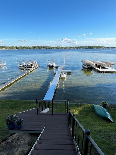 Charming 5-bedroom cottage with WiFi, AC, recreation barn and great beach.