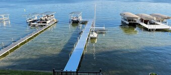 Charming 5-bedroom cottage with WiFi, AC, recreation barn and great beach.