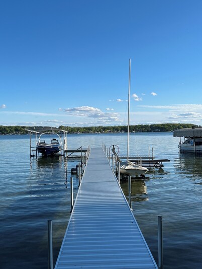 Charming 5-bedroom cottage with WiFi, AC, recreation barn and great beach.