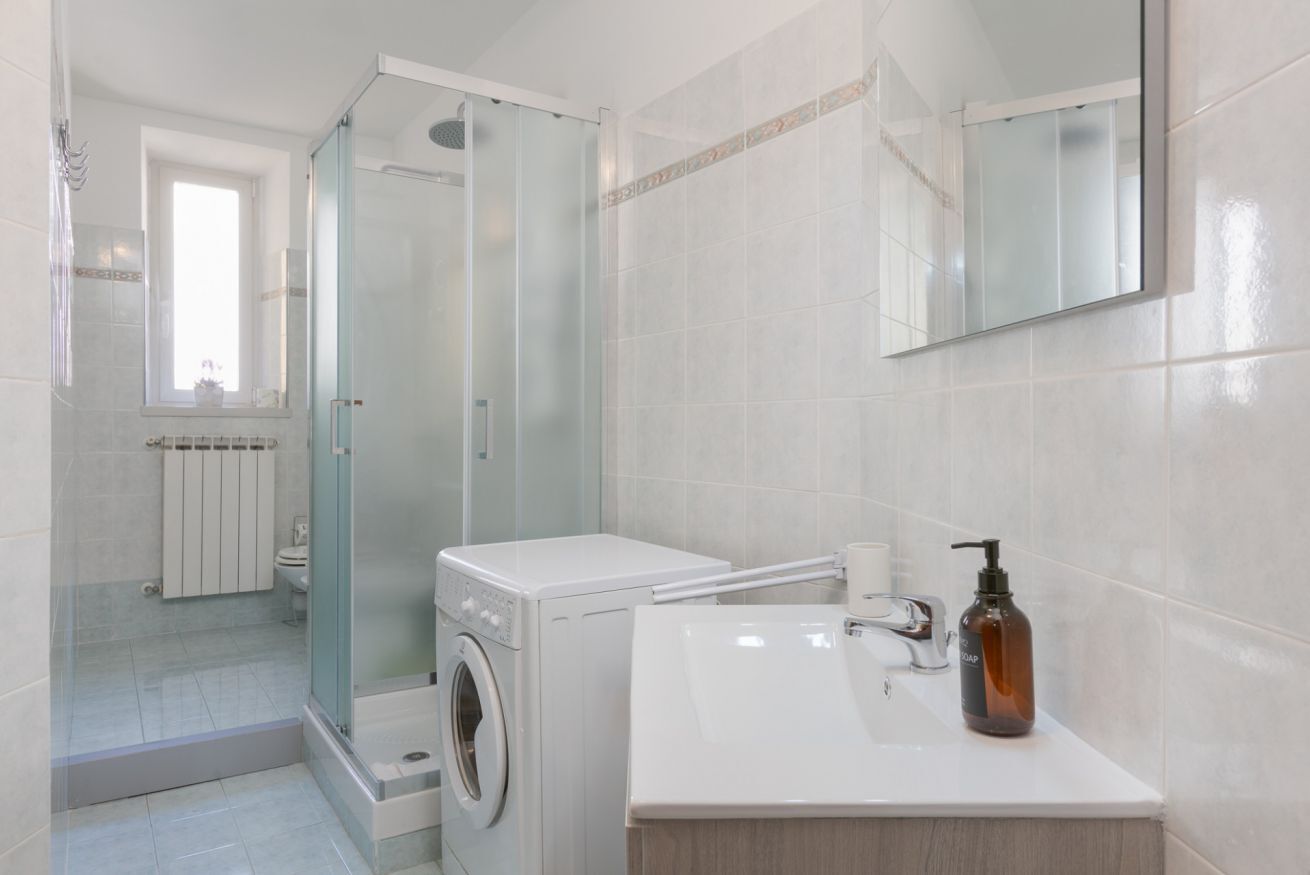 Shower, bidet, towels, shampoo
