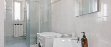 Shower, bidet, towels, shampoo