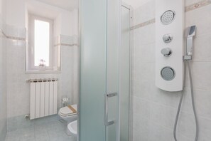 Shower, bidet, towels, shampoo - Spacious Family Apartment (Trieste)